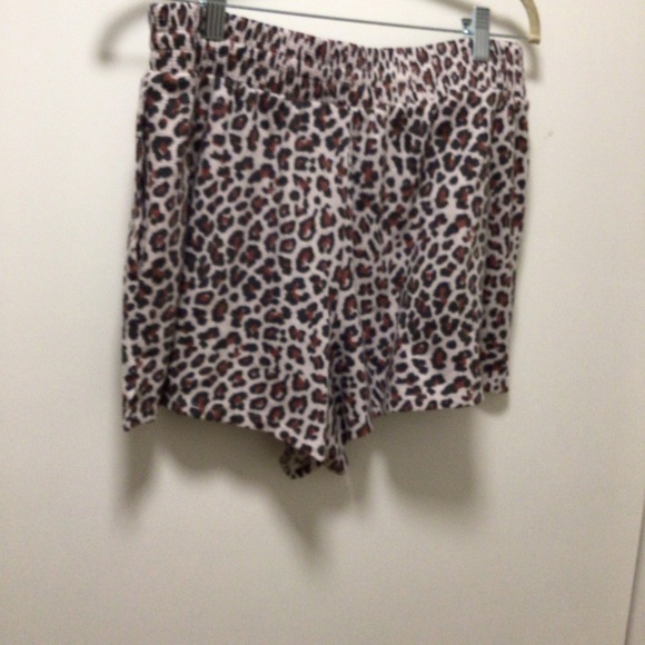 Womens Victoria’s Secret Leopard Print Shorts - Picture 3 of 7